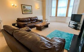 Large Glasgow South Family Home - Free Parking